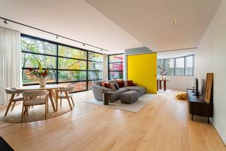 Deze instapklare villa ademt één en al stijl uit!  De villa springt direct in het oog door de zuivere architectuur (Jo van Bouwel) en is gelegen...