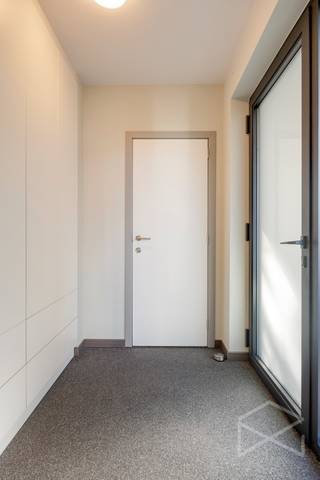 <strong>Gelijkvloers appartement met tuin en 3 slaapkamers te koop in Hulst</strong><br /><br />Het appartement is gelegen in een gezellige en rustige woonwijk van Hulst. De groene omgeving en het residentiële karakter zorgen voor een fijne woonbeleving, ideaal voor gezinnen en wie houdt van rust en ruimte. Tegelijk bevinden winkels, scholen, horeca en andere dagelijkse voorzieningen zich op korte afstand.<br /><br />We komen het appartement binnen via de voordeur en komen terecht in de ruime inkomhal (3,78m²), die voorzien is van ingemaakte kasten. Hier bevindt zich ook het gastentoilet (1,68m²). De woonkamer (32,78m²) geniet dankzij de vele ramen van veel natuurlijke lichtinval en is voorzien van een airco. De keuken (11,32m²) staat in verbinding met de woonkamer en is uitgerust met een frigo, oven, elektrisch kookvuur, een vaatwasser en een lavabo. Verder bevindt zich aan de keuken een praktische berging (10,59m²), ideaal om spullen te stockeren en hier is ook de aansluiting voor het wasmachine. <br />Verder zijn er drie ruime slaapkamers (9m²,13,14m² en13,84 m²) allemaal voorzien van een makkelijk te onderhouden tegelvloer en de ruimste slaapkamer is voorzien van airco. Als laatste hebben we de badkamer (7,40m²), die uitgerust is met een inloopdouche, een enkele lavabo, een toilet.<br /><br />Buiten is er een gezellig terras met tuin. Ideaal om van het zonnetje te genieten. Er is ook een praktische tuinberging (6,22m²) aanwezig.<br />Voor de wagen is er parkeermogelijk onder de carport (16m²).<br /><br />De centrale verwarming gebeurt via radiatoren op aardgas (condenserende ketel). Alle ramen zijn voorzien van elektrische rolluiken met uitzondering van de voordeur. De elektriciteit is conform het AREI en de berekende energiescore is 137 kwh/m² jaar wat resulteert in een EPC label B.<br /><br />Spreekt dit instapklare appartement jullie aan? Contacteer ons via info@bosmanvastgoed.be voor meer info of een bezoek ter plaatse. Wij helpen jullie graag verder!