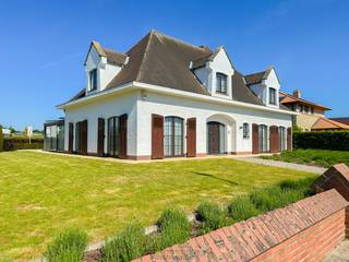 <p><span>Op een <strong>GUNSTIGE LIGGING </strong>met een <strong>VLOTTE</strong> <strong>BEREIKBAARHEID </strong>bevindt zich deze <strong>STATIGE VILLAWONING </strong>op een <strong>AANGENAAM RUIM</strong> <strong>PERCEEL </strong>met toegang langs 2 straten.</span></p>
Deze <strong>TE MODERNISEREN EIGENDOM </strong>biedt een <strong>UITERST GROOT</strong> <strong>WOONVOLUME </strong>en kan hierdoor uitgroeien tot de <strong>PERFECTE GEZINSWONING </strong>met een <strong>KLASSEVOL KARAKTER</strong>.<br />Binnenshuis is de villa onderverdeeld in 2 volwaardige woonverdiepingen. De gelijkvloerse verdieping omvat een inkomhal met gastentoilet, een bureel / gelijkvloerse slaapkamer, een zeer ruime woonkamer met aanpalende veranda, een grote keuken met naastliggende bergruimte met douche, een dubbele inpandige garage en de toegang tot de kelder. Op de eerste verdieping biedt de royale nachthall toegang tot een apart toilet, 4 slaapkamers waarvan 1 met bovenliggende polyvalente ruimte en een badkamer.<br />De aangename tuin geniet van een zonnige oriëntatie en een aangenaam terras. Via de achterliggende straat biedt een ruime oprit toegang tot de garage aan de achterzijde van de woning. <br /><br />Adres: Nieuwstraat 28 te Sint-Maria-Lierde (Lierde)<br /><br /><span>G-score + P-score A. Geen renovatieverplichting van toepassing.</span>