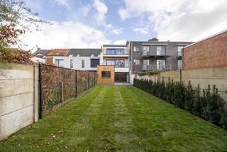 <h3><span><strong>Instapklaar gelijkvloers appartement met tuin in Brasschaat – wijk Kaart</strong></span></h3>
<p>In de gegeerde wijk Kaart te Brasschaat bevindt zich dit volledig gerenoveerde gelijkvloers appartement met één slaapkamer. Het appartement combineert hedendaags wooncomfort met energiezuinigheid dankzij zonnepanelen en vloerverwarming. Met een aangename tuin en terras biedt deze woonst een zeldzame combinatie van binnen- en buitenruimte.</p>
<p><strong>Indeling</strong><br />Via de gemeenschappelijke inkomhal bereiken we het gelijkvloers appartement.</p>
<ul>
<li>Inkomhal</li>
<li>Apart toilet</li>
<li>Berging + extra bergruimte</li>
<li>Slaapkamer vooraan (ca. 15 m²)</li>
<li>Badkamer met lavabo, spiegel en inloopregendouche</li>
<li>Zeer ruime en lichtrijke leefruimte</li>
<li>Open keuken met zicht op de tuin</li>
<li>Aangenaam terras</li>
<li>Zonnige tuin</li>
</ul>
<p>Dit appartement werd volledig gerenoveerd met duurzame en kwalitatieve materialen. De keramische parketvloeren zorgen voor een warme uitstraling met het onderhoudsgemak van tegels. Verder geniet u van nieuwe ramen, een vernieuwd dak, zonnepanelen en vloerverwarming doorheen het volledige appartement.</p>
<p><strong>Troeven</strong></p>
<ul>
<li>Volledig gerenoveerd en instapklaar</li>
<li>Energiezuinig met zonnepanelen en vloerverwarming</li>
<li>Zonnige tuin met terras</li>
<li>Ruime leefruimte met open keuken</li>
<li>Gelegen in de gegeerde wijk Kaart</li>
</ul>
<p>Ideaal voor wie comfortabel en energiezuinig wil wonen met buitenruimte, of als investering op toplocatie in Brasschaat. Interesse? Contacteer ons via <strong>03 535 12 75</strong> voor meer informatie of een bezoek.</p>