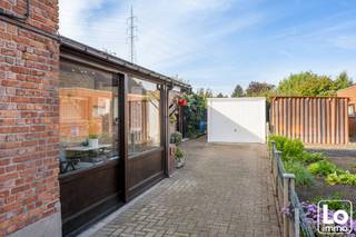 De woning bevat op het gelijkvloers een inkomhal, een mooie leefruimte met aansluitend een ingerichte keuken. Achter de keuken is er een badkamer met was meubel, douche en een afzonderlijk toilet. In de badkamer is er ook een wasplaats voorzien. Achter de badkamer is er nog een bureau/slaapkamer. Verder op het gelijkvloers is er nog een kleine veranda en een ruime tuinberging. Op de eerste verdieping zijn er twee slaapkamers. De woning wordt verwarmd met accumulatie. De woning heeft eveneens een ruime zolder met potentieel. De houten ramen beschikken op de benedenverdieping over rolluiken. Op het plat dak zijn er 11 zonnepanelen geïnstalleerd (ca. 3.300kWh). <strong>De woning is beschikbaar vanaf 1/7/2027!</strong><br />Wil u deze ideale starterswoning in Desteldonk bezoeken? Schrijf dan nu in voor het bezoekmoment op woensdag 28 oktober 2026, enkel via https://calendly.com/loimmogunther/bezoekmoment-nokerstraat-4-te-desteldonk