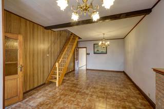 <p><strong>Gelijkvloers</strong><br />De woning beschikt over een aangename leefruimte van ongeveer 28 m² waar zithoek en eetplaats mooi in elkaar overlopen. Aansluitend bevindt zich de keuken die voldoende ruimte biedt voor een praktische inrichting. Achteraan de woning bevinden zich een badkamer met douche en wastafel, een apart toilet en een ruime berging die ideaal kan dienen als wasruimte of extra opslag. De verschillende hallen zorgen voor een logische circulatie tussen de ruimtes.</p><p><br /><strong>Verdiep 1</strong><br />Op de eerste verdieping bevinden zich twee slaapkamers. De grootste slaapkamer biedt voldoende ruimte voor een dubbel bed en kasten, terwijl de tweede kamer perfect kan dienen als kinderkamer, bureau of hobbyruimte. De centrale nachthal verbindt beide kamers.</p><p><br /><strong>Verdiep 2</strong><br />De tweede verdieping bestaat uit een zeer ruime derde slaapkamer van meer dan 23 m². Deze kamer kan perfect worden ingericht als master bedroom of polyvalente ruimte.</p><p></p><p>Deze woning in Hoboken biedt een praktische indeling en veel mogelijkheden. Dankzij de drie slaapkamers en ruime leefruimte is dit een ideale woning voor starters, koppels of kleine gezinnen op een vlot bereikbare locatie.</p><p></p><p>✅ Drie slaapkamers<br />✅ Ruime leefruimte<br />✅ Praktische keuken<br />✅ Badkamer en apart toilet<br />✅ Ruime berging / wasruimte</p>