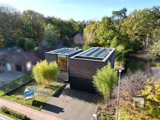 <p><span>Hou je van licht, ruimte en luxe? Lees dan zeker verder...</span></p><p><span> </span></p><p><span>Welkom in deze moderne, unieke villa in Tessenderlo-Ham. Met 2 ruime slaapkamers, een ruime dressing en een 3° kamer naar eigen smaak in te richten is deze eigentijdse villa ideaal voor iedereen die op zoek is naar comfort en stijl. </span></p><p><span>Binnen verwelkomt de lichte woonkamer u met een spectaculaire glazen schuifdeur die een adembenemend uitzicht biedt op de groene tuin. </span></p><p><span>Aansluitend vind je een moderne open keuken, uitgerust met hoogwaardige inbouwapparatuur en een strak design en een unieke eetkamer.</span></p><p><span>Het interieur blinkt uit door zijn gedurfde kleurschakeringen, waardoor het huis een unieke uitstraling krijgt. </span></p><p><span>De villa is opgedeeld in twee verdiepingen, elk met toegang via eigen trap. Beide verdiepingen staan op zicht (slaapkamer(s), badkamer = ideaal als kangoeroewoning!</span></p><p><span>Linker verdieping:</span></p><p><span>- Zeer ruime slaapkamer</span></p><p><span>- Badkamer met inloop douche en toilet</span></p><p><span>Rechter verdieping:</span></p><p><span>- Slaapkamer met toegang tot dakterras</span></p><p><span>- Volledig ingerichte dressing</span></p><p><span>- Badkamer verder te werken als badkamer/wellnessuimte of extra slaapkamer met badkamer.</span></p><p><span> </span></p><p><span>De combinatie van moderne architectuur en hoogwaardig design maakt dit huis bijzonder aantrekkelijk. </span></p><p><span>Extra troeven:</span></p><p><span>* Gebruik van modern </span><span>design </span><span>en </span><span>hoogwaardige </span><span>afwerkingsmaterialen</span></p><p><span>* </span><span>Vloerverwarming</span></p><p><span>* </span><span>Dubbele </span><span>garage met </span><span>automatische </span><span>kantelpoort</span></p><p><span>* 31 </span><span>glas-glas</span><span> zonnepanelen en 15Kw thuisbatterij</span></p><p><span>* Airco (Daikin) in hele woning</span></p><p><span>* Regenwaterput (10 000l)</span></p><p><span>Mis de kans niet om deze hippe parel in Tessenderlo-Ham te ontdekken! Je zal aangenaam verrast zijn!</span></p><p><span>Contacteer ons voor een bezoek op </span><span>0470 47 41 19 </span><span>of </span><span>mail <span>wendy@immodiest.be</span></span></p><p><span>We helpen je met een glimlach verder op zoek naar jouw droomwoning.</span></p><p><span>In afwachting van het bezoek kan je alvast de virtuele tour bekijken.</span></p><p><span> </span></p><p><span> </span></p>