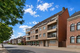 Een geriefelijk en ruim 2-slaapkamer appartement (EPC: B) met 2 terrassen, een gesloten garagebox en kelder gelegen vlakbij het station en openbaar vervoer te Halle (Broekborre).<br /><br />Op de tweede verdieping (met lift): inkomhal, apart toilet, living/eetplaats (36.00m²), ingerichte open keuken (12.50m² - dubbel verlek, kookplaat, vaatwasser, dampkap, koelkast, oven), berging/wasplaats, douchekamer (5.75m² - douche, dubbele lavabo met meubel), 2 slaapkamers (13.25 / 9.50m²);<br />Verder: zuid &amp; west gerichte terrassen met aangenaam uitzicht op kanaal, kelder en ruime garagebox. <br /><br />Buitenschrijnwerk PVC dubbele beglazing - Centrale verwarming op aardgas (condensatieketel) + airco warmtepomp koud/warm<br />KI: 1.212 EUR<br />Nutsvoorzieningen: individuele tellers water, gas en elektriciteit<br />EPC: 114 kWh/m² - Label - UC: 3921427<br /><br />Stedenbouwkundige inlichtingen aangevraagd.
