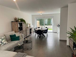 Jonge (BJ:2021) halfopen woning bestaande uit inkomhal, gastentoilet, woonkamer, volledig ingerichte keuken en wasplaats/berging. Boven zijn...