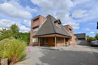 Ontdek deze verrassend ruime en karaktervolle woning op een prachtig perceel van maar liefst 20a85ca. Met een bewoonbare oppervlakte van ca. 285 m²...