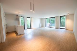 Schitterend gelegen, recent appartement met inkom, heel grote en lichtrijke leefruimte met open keuken, berging/wasplaats, badkamer met...