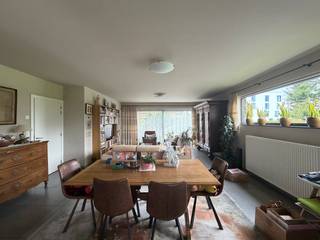 <p>Volledig afgewerkte en instapklare nieuwbouwwoning gelegen aan de rand van Wondelgem dichtbij openbaar vervoer, scholen, winkels en R4. De woning omvat een inkom met afzonderlijke fietsstalling/berging - living met zicht op terras en tuin - open ingerichte keuken - achterinkom/wasplaats - gastentoilet. Boven zijn er drie ruime slaapkamers voorzien van tegels en een badkamer met ligbad, douche en dubbele wastafel - afzonderlijk toilet en berging. De traphal kan tevens gebruikt worden als bureelgedeelte. Voor de woning is er een autostaanplaats voorzien. De woning is ook zeer energie zuinig! Huisdieren zijn niet toegelaten.</p><p> </p><p>Een bezoek kan uitsluitend worden aangevraagd via onze website: http://www.vastgoeddevos/te-huur, klik het pand aan en klik vervolgens op "Maak een afspraak".</p>