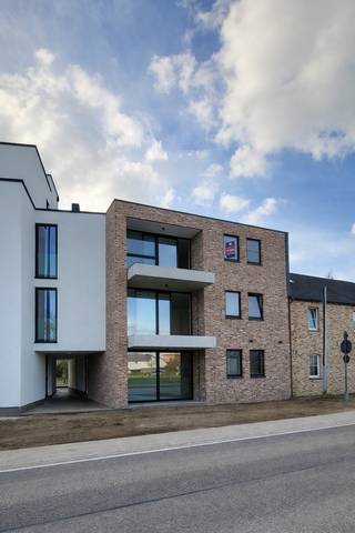<p><strong>Modern nieuwbouwappartement in Residentie Centrumhof te huur – 1 slaapkamer met terras</strong></p>
<p>Modern en energiezuinig <strong>nieuwbouwappartement</strong> te huur met een centrale ligging en vlotte verbindingen. Het appartement bevindt zich in deze gloednieuwe residentie Centrumhof en is afgewerkt met kwalitatieve materialen en een moderne uitstraling.</p>
<p>De ligging is <strong>centraal en ligt op wandelafstand van het centrum van Maasmechelen</strong> met alles binnen handbereik. Terrasjes, restaurants, winkels, scholen, openbaar vervoer alsook de grote shoppingcentra bevinden zich op een boogscheut. Ook de autosnelweg en belangrijke verbindingswegen zijn vlot bereikbaar.</p>
<p>De <strong>lichtrijke leefruimte met open keuken</strong> vormt het hart van het appartement. Dankzij de grote raampartijen geniet je van veel natuurlijk licht en een aangenaam open gevoel. Vanuit de woonkamer heb je toegang tot het <strong>terras met balustrade</strong>, ideaal om even buiten te ontspannen.</p>
<p>De keuken is modern ingericht en voorzien van voldoende kastruimte en ingebouwde toestellen.</p>
<p>De badkamer is stijlvol afgewerkt en uitgerust met een <strong>ruime inloopdouche, een dubbele lavabo en voldoende kastruimte</strong>, wat zorgt voor extra comfort en gebruiksgemak.</p>
<p>Indeling van het appartement:</p>
<ul>
<li>Ruime <strong>woonkamer met open keuken</strong></li>
<li><strong>1 slaapkamer</strong></li>
<li><strong>Moderne badkamer</strong> met inloopdouche en dubbele wastafel</li>
<li><strong>Apart gastentoilet</strong></li>
<li><strong>Terras met balustrade</strong></li>
<li><strong>Kelderberging</strong></li>
<li><strong>Ondergrondse autostaanplaats</strong></li>
<li>Veel natuurlijke lichtinval</li>
</ul>
<p>Het appartement is een <strong>nieuwbouw</strong>, waardoor je geniet van hedendaags comfort en een energiezuinige woning.</p>
<p>Ideaal voor een <strong>alleenstaande of koppel</strong> dat op zoek is naar een modern en instapklaar appartement.<br /><br />De huurprijs bedraagt € 900 excl. gemeenschappelijke kosten.</p>
<p>Wordt jij de nieuwe huurder van dit toffe appartement? Contacteer ons dan via office@immofusion.be</p>