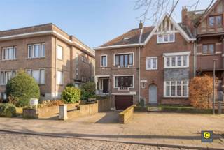<p><span>Ruime gezinswoning met garage en tuin in de gegeerde Pulhofwijk</span></p><p><span>In de geliefde Pulhofwijk, meer bepaald in de Niellonstraat, bevindt zich deze ruime woning met een bewoonbare oppervlakte van 248 m² (cfr. EPC). Een pand boordevol mogelijkheden, waar ruimte, licht en ligging samenkomen - ideaal voor wie zijn eigen woonverhaal wil creëren op een toplocatie.</span></p><p><span> </span></p><p><span>Gelijkvloers</span></p><p><span>U wordt verwelkomd in een inkomhal met vestiairemogelijkheid en een apart gastentoilet. Van hieruit betreedt u de leefruimte van ca. 50 m², opgebouwd uit een gezellige zithoek, eetkamer en een aangename veranda. Dankzij deze indeling geniet u van een mooie connectie tussen binnen en buiten. De keuken bevindt zich eveneens op het gelijkvloers en kan volledig naar eigen smaak worden ingericht.</span></p><p><span> </span></p><p><span>Kelder</span></p><p><span>Een absolute troef is de zeer ruime garage, die tal van mogelijkheden biedt (werkruimte, opslag, hobbyruimte,...). Voor de garage ligt bovendien een ruime oprit waar makkelijk nog twee wagens kunnen parkeren. Achteraan is ook een aansluiting voorzien voor wasmachine en droogkast. Daarnaast is er nog een aparte kelderruimte.</span></p><p><span> </span></p><p><span>Tuin</span></p><p><span>Zowel via de veranda als via de garage bereikt u de zuidoost georiënteerde tuin van ca. 55 m² - een fijne plek om te genieten van de ochtend- en middagzon in alle rust.</span></p><p><span> </span></p><p><span>Eerste verdieping</span></p><p><span>Op de eerste verdieping bevinden zich vier slaapkamers (ca. 16 m², 14 m², 8 m² en 7 m²), ideaal voor gezinnen of wie nood heeft aan een bureau of hobbyruimte. De badkamer is uitgerust met een inloopdouche, lavabomeubel en een extra toilet.</span></p><p><span> </span></p><p><span>Zolderverdieping</span></p><p><span>Via een zoldertrap bereikt u de ruime zolderverdieping, een plek met bijzonder veel potentieel. Deze ruimte biedt tal van mogelijkheden voor wie extra kamers, een bureau of een hobbyruimte wil creëren  een mooie kans om deze woning verder naar eigen wensen vorm te geven. Het dak werd gerenoveerd in 2009 en de zoldervloer geïsoleerd in 2019.</span></p><p><span> </span></p><p><span>Extra troeven</span></p><p><span>- Gelegen in de gegeerde Pulhofwijk</span></p><p><span>- Zuidoost georiënteerde tuin (ca. 55 m²)</span></p><p><span>- Zeer ruime garage met tal van mogelijkheden + oprit</span></p><p><span>- 4 slaapkamers</span></p><p><span>- Zolder met uitbreidingsmogelijkheden</span></p><p><span> </span></p><p><span>Deze woning biedt een unieke combinatie van ruimte, ligging en potentieel. Een ideale kans voor wie op zoek is naar een warme gezinswoning die u volledig naar eigen smaak kan vormgeven, in één van de meest gegeerde buurten van Berchem. </span></p><p><span> </span></p><p><span>VISIT &amp; BUY</span><span>:</span><span> U bent van harte uitgenodigd op </span><span>woensdag 1 &amp; zaterdag 4 april </span><span>te Niellonstraat 28, 2600 Berchem. Onze deskundige makelaar staat klaar om al uw vragen te beantwoorden. Bevestig alvast uw aanwezigheid via deze link <span>https://www.coprimmo.com/nl/te-koop/28784/pulhof-ruime-woning-in-berchem</span></span><span>, via <span>info@coprimmo.be</span></span><span> of telefonisch: 03.449.49.77. Bij interesse kunt u na bezichtiging een </span><span>bod uitbrengen tot en met dinsdag 7 april - 15u00</span><span>.</span></p><p><span> </span></p>