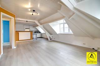 Ideaal pal in het centrum van Boechout gelegen één slaapkamer appartement gelegen op de tweede verdieping!Het dak en de gevels werden recent...