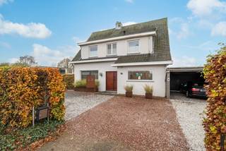 <p>Op enkele meters van de Nederlandse grens kunnen we deze gezellige en gerenoveerde woning terugvinden. Deze ruime gezinswoning heeft de volgende indeling:</p>
<p>Via de inkomhal hebben we rechtstreeks toegang tot de charmante en ruime woonkamer op parketvloer met open veranda, welke uitkijkt op de zuidgeoriënteerde tuin. <br />De vernieuwde keuken met werkeiland is voorzien van kookvuur, dampkap, ijskast, microgolf, oven, vaatwasser en heeft een aanpalende berging en apart toilet.</p>
<p>1e verdieping:<br />Op deze verdieping kunnen we twee ruime slaapkamers terugvinden, waarvan één met aanpalende dressing en bureau. De smaakvol en luxueus afgewerkte badkamer is voorzien van een ligbad, inloopdouche, toilet en wastafel.</p>
<p>2e verdieping:<br />Via de vaste trap hebben we toegang tot de tweede verdieping met de derde slaapkamer en bergkamer, welke als 4e slaapkamer zou kunnen fungeren.</p>
<p>Tuin:<br />Via de toegangspoort betreden we de volledig omheinde en zonnige tuin met zithoek, berging met overdekt terras en garage.</p>
<p>Algemeen:<br />- kwalitatieve afwerking<br />- zuidgeoriënteerd perceel van ca. 900 m²!<br />- gelegen in directe omgeving van snelweg E19 Breda - Antwerpen.</p>
<p>Kortom is deze smaakvol gerenoveerde woning zeker uw bezoek waard!</p>