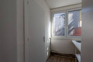 ENKEL VOOR STUDENTEN!<br /><br />Studentenkamer op top locatie!<br />In het midden van de studentenbuurt tussen de campussen van de UA en de Ossemarkt vinden we deze net gerenoveerde studentenstudio<br /><br />De kamer zelf is gelegen op de derde verdieping en beschikt over een eigen keuken.<br />De keuken zal nog worden afgewerkt en er wordt nog een koelkast geplaatst.<br />Verder heeft de kamer een eigen douche en toilet<br /><br />De maandelijkse lasten zijn 90 euro incl water, verwarming, elektriciteit, afvalverwerking en internet.<br /><br />EPC B<br /><br />ENKEL VOOR STUDENTEN!