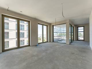 In de nieuwe hippe stadswijk ‘Oosteroever’ stellen wij u graag de residentie ‘Baelskaai 26’ voor. Gelet op de locatie van de site, de historiek die er aan hangt en het enorme potentieel maakt van dit project een uniek gegeven aan de Belgische Kust. Door de gunstige locatie ben je in de directe nabijheid van heel wat noodzakelijke faciliteiten.
Het nieuwbouwproject omvat 29 appartementen, 2 handelspanden en wordt opgetrokken in een duurzame baksteen die volledig geïntegreerd is in zijn omgeving. In deze residentie worden er één-, twee- en drieslaapkamerappartementen aangeboden met een bewoonbare oppervlakte van 74m2 tot 185m2 en met zeer ruime terrassen die variëren van 11m2 tot 55m2.
In dit project bieden wij appartementen met frontaal zicht op het visserijdok en zijdelings zeezicht, zicht op de skyline van Oostende of op het Central Park@Sea. Bovendien wordt ieder appartement voorzien van een hoogwaardige afwerking met volledige uitgeruste keuken en badkamer(s). De appartementen worden verkocht op plan en zijn dus nog aanpasbaar qua indeling en afwerking.
Ontdek het masterplan en de verschillende beschikbare appartementen nu! Contacteer ons voor een afspraak of meer informatie op 050 70 81 74 of op hello@keyimmo.be.