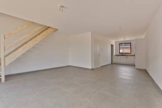 Sint-Jozef is een kleinschalig project gelegen in de Oude Stationsstraat te Herne. Het vroegere schoolgebouw is omgetoverd tot een harmonieus geheel van tijdloze woningen en appartementen!
Voor de bouw en afwerking van alle wooneenheden wordt gebruik gemaakt van kwalitatieve en duurzame materialen.
In deze rustige, landelijke omgeving leeft u verbonden met de natuur terwijl ook handelszaken en openbaar vervoer zich op wandelafstand bevinden.
Indeling: Eerste verdieping: inkomhal (2m²), toilet (1,30m²), berging/wasplaats (3,90m²), leefruimte met open keuken voorzien van een inductie kookplaat, dampkap, koelkast, enkele lavabo, combi-oven en vaatwasmachine (38,60m²) met aansluitend het zuid gericht terras (3,80m²). 2de verdieping: nachthal (4,80m²), badkamer met dubbele lavabo en inloopdouche (5,40m²), slaapkamer 1 (15,30m²) en slaapkamer 2 (12,80m²). Het appartement werd reeds volledig professioneel geschilderd en voorzien van verlichting.
In de ruime gemeenschappelijke tuin kan je genieten van een oase aan rust. Er is 1 autostaanplaats en een handige buitenberging in de huurprijs inbegrepen. De driemaandelijkse forfaitaire lasten bedragen 85EUR. Deze omvatten het onderhoud van de gemeenschappelijke delen en het verbruik van elektriciteit en water in de gemeenschap. Vrij vanaf 15/09/2026!
Indien u graag een bezoek wenst, aarzel niet ons te contacteren op affligem@immoaccenta.be