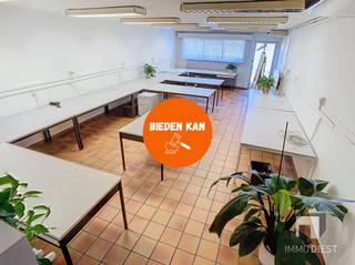 Ontdek deze ruime handelsruimte in het centrum van Beringen, met een bruikbare vloeroppervlakte van 124 m². Ideaal gelegen aan een levendige...