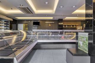 De handelszaak is gemakkelijk toegankelijk via een schuifdeur aan de voorzijde, die fungeert als hoofdingang. Voor een vlotte doorstroom van...