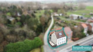 Bent u op zoek naar een instapklare woning zonder renovatieverplichting in het charmante Kluisbergen? In de Stationsstraat bevindt zich deze verzorgde woning waar reeds renovatiewerken werden uitgevoerd, waardoor u hier zonder zorgen uw intrek kunt nemen. Met een EPC-label C voldoet de woning aan de huidige energienormen en biedt ze een mooie balans om te starten. <br /><br />Bij het betreden van de woning komt u terecht in een gezellige leefruimte die aansluit op de aparte keuken met eethoek. Verder beschikt het gelijkvloers over een praktische kelder, meerdere bergruimtes en een onderhoudsvriendelijke koer waar u in alle rust kan genieten van een buitenmoment.<br /><br />Op de bovenverdieping bevinden zich drie volwaardige slaapkamers, aangevuld met een extra ruimte die perfect dienst kan doen als bureau of strijkkamer. De ingerichte en vernieuwde badkamer zorgt voor hedendaags comfort. Via een vaste trap bereikt u de zolderverdieping, ideaal als extra stockageruimte.<br /><br />Kom deze woning zonder afspraak bezoeken op zaterdag 21 maart of contacteer ons vandaag nog voor meer informatie of een bezoek ter plaatse en bel Stefanie op het nummer 055/59 50 10 of email stefanie@vastgoedbrowaeys.be