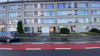 Deze garagebox met aluminium kantelpoort ligt achteraan een appartementsgebouw met afgesloten doorrit. De garagebox is momenteel verhuurd.