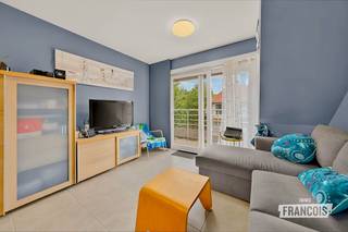 Deze instapklare studio is gelegen in de residentie "Green Garden", op wandelafstand van het centrum van het pittoreske De Haan. Residentie "Green Garden" is een gesloten domein met binnenpleinen, vijvers, wandelpaden en een gemeenschappelijk zwembad.<br /><br />Het betreft een studio met slaaphoek, woonkamer met open keuken voorzien van alle nodige toestellen en een badkamer met toilet. De grote ramen zorgen voor veel natuurlijk licht en bieden een prachtig uitzicht op de groene omgeving. <br /><br />Bovendien bestaat er de mogelijkheid tot het aankopen van een garagebox. Prijs: 35.000.00 EUR.<br /><br />Interesse? Aarzel niet om ons te contacteren en plan snel uw bezoek in!<br /><br />