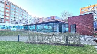 Op zoek naar een unieke werkplek in het hart van de stad, maar toch omgeven door rust en groen? Dit glazen paviljoen, ontworpen door Stéphane Beel, deed jarenlang dienst als onthaalpaviljoen van het Rubenshuis en krijgt nu een tweede leven op een prachtige rustige binnenplaats. De kamerhoge ramen zorgen voor een open karakter en schenken een uitzicht op het omliggende groen en het terras van 25 m². Hier krijg je de vrijheid om je kantoor of praktijkruimte volledig naar eigen smaak in te richten. Bovendien is de prijs inclusief warmtepomp, zonnepanelen en de volgende afwerking: vloeren, elektriciteit, gipsplaat- en schilderwerken.<br /><br />Vind je ook dat dit het perfecte visitekaartje is voor je klanten? Maak dan snel een afspraak met ons!<br /><br />EPC: A.<br />Verkoop onder BTW-stelsel.<br /><br />(woongebied, vergunning, geen verkavelingsvergunning, voorkooprecht, geen rechterlijke herstelmaatregel)