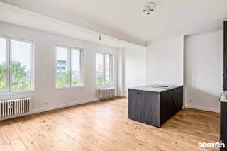 Dit instapklare lichtrijk appartement is gelegen op de vijfde verdieping van een kleinschalig gebouw en heeft een prachtig panoramisch zicht over de stad. Alle stadsvoordelen bevinden zich in de onmiddellijke omgeving van het gebouw. Een ideale uitvalsbasis dus voor de echte stadsmussen! En dit op een A-locatie! <br /><br />Via de inkomhal met apart toilet kom je in de open leefruimte met open ingerichte keuken. De keuken is voorzien van alle comfort. De badkamer beschikt over een inloopdouche, lavabo en aansluiting voor wasmachine en droogkast. <br /><br />De slaapkamers zijn gelegen aan de rustige achterzijde van het gebouw. De grote slaapkamer heeft aanpalend een zuidoost gericht zonneterras. De tweede slaapkamer is perfect als gastenkamer, bureau of dressing. Ook hier is aanpalend een klein balkon. <br /><br />Als fijne extra heeft het appartement in de kelder nog een aparte privatieve berging.<br /><br />Een aantal troeven op een rijtje: A-locatie, terras, volledig gerenoveerd, nieuwe ramen, instapklaar, onmiddellijk beschikbaar, gunstig EPC, ... <br /><br />Graag een bezoek ter plaatse? Bel Dries op 0470/107 217 <br />