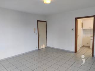 <p><span>On the second floor of the apartment building we find this studio.</span></p><p><span>The location is perfect for those who want to live close to Leuven and public transportation to the other major cities.</span></p><p><span>The studio is 25m² and has a full bathroom ( bath, shower, toilet and sink ) and a full convenient kitchen with sink, a cooker and cooker hood, there is also room for a dishwasher or washing machine.</span></p><p><span>The spacious basement can also accommodate the washing machine.</span></p><p><span>Behind the building there is a private parking included in the rent.</span></p><p><span> </span></p><p><span>This studio is located just 5 minutes by bike from Leuven Station.</span></p><p><span> </span></p><p><span> </span></p><p><span>immediately available.</span></p><p><span>Separate meters, Central heating on gas.</span></p><p><span>Monthly charges : 25 Euro.</span></p><p><span> </span></p><p><span>Interested? Feel free to contact us at 0470/55.64.24 or info@immolivit.be</span></p>