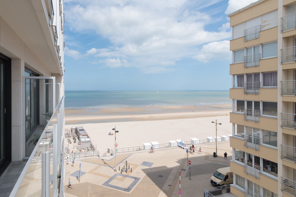 Prachtig gerenoveerde studio met slaaphoek en zijdelings zeezicht! - foto 1