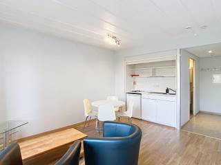 Studio meublé et prêt à emménager à Heverlee, au quatrième étage d'une petite résidence (avec ascenseur). <br /><br />Le studio est situé à l'arrière du bâtiment et bénéficie donc d'un emplacement très calme. <br /><br />Ce studio se compose d'un hall d'entrée donnant accès à la salle de bains et à un espace salon/chambre. L'espace salon/chambre offre suffisamment de place pour un coin repas avec kitchenette équipée, un coin nuit et un coin salon. Le salon dispose également d'un joli balcon. La salle de bains est équipée d'un lavabo simple, d'une baignoire/douche et de toilettes. Le mobilier que vous voyez sur la photo fait partie du studio (lit double extensible, bureau, fauteuils baquets, table basse, 3 fauteuils baquets, table à manger et chaises). <br /><br />Ce studio est très bien situé, à proximité de l'accès à l'autoroute et au ring de Louvain, ainsi que du centre-ville et des principaux employeurs/écoles (Imec, Gasthuisberg, KUL, ...) accessibles à vélo. <br /><br />Le studio est disponible à partir du 01/03/2026.<br />Le loyer est de 700 euros par mois et une provision de 100 euros par mois pour les charges communes, l'eau et le chauffage. L'électricité est facturée individuellement. <br /><br />Intéressé ? Planifiez rapidement votre visite via notre site web www.living-stone.be.