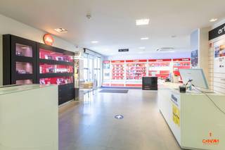 Op een commerciële toplocatie langs de Brugsesteenweg in Mariakerke bevindt zich deze instapklare winkelruimte met magazijn, momenteel ingericht...