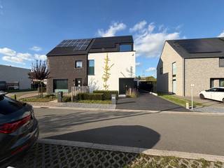 Sommige woningen hebben het gewoon. Die wauw bij het binnenkomen, een keuken die gezien mag worden en comfort dat overal voelbaar is. Welkom in de Stripfigurenlaan 33 in Temse!<br />De woonkamer? Een echte eyecatcher. De prachtige open vide geeft de ruimte allure en een heerlijk open gevoel. De strakke, moderne keuken sluit daar naadloos bij aan. Ze is bijzonder goed uitgerust en klaar voor alles. Ook achter die knappe looks zit het goed. Met een lucht-waterwarmtepomp, ventilatie type D, vloerverwarming, driedubbele beglazing en maar liefst 30 zonnepanelen werd hier volop ingezet op energiezuinig wonen. Met drie mooie slaapkamers heeft iedereen zijn eigen plek. De prachtige badkamer met ligbad én douche maakt van je dagelijkse routine een moment om naar uit te kijken. En praktisch? Absoluut. Drie extra bergingen, een zolder en een lekker ruime garage geven alles zijn plaats. Je elektrische wagen thuis opladen? Ook dat kan.<br />Je vindt deze woning in de Doornwijk in Temse, tussen de speelse straatnamen van bekende striphelden. Maar de hoofdrol? Die is hier helemaal voor jou.<br />Klaar om te vallen voor deze woning met prachtig aangelegde tuin/terras? Plan je bezoek bij M3 makelaars!