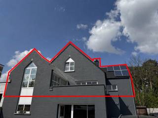 <p><span>Zeer ruim duplexappartement (259 m²) met 4 slaapkamers  mogelijkheid tot kangoeroewoning</span></p><p><span> </span></p><p><span>Dit uitzonderlijk ruime duplexappartement van maar liefst 259 m² biedt een comfortabele en praktische indeling en kan perfect dienstdoen als kangoeroewoning.</span></p><p><span> </span></p><p><span>Op de eerste verdieping bevindt zich een inkomhal, een ruime en lichtrijke leefruimte met zithoek, aansluitend een volledig ingerichte keuken met eethoek. </span></p><p><span>Vanuit de keuken heeft u toegang tot de veranda en het aangename terras, ideaal om te genieten van extra leefruimte en buitenmomenten.</span></p><p><span>Verder bevindt er zich een bergplaats, een douchekamer en een aparte wasplaats. </span></p><p><span> </span></p><p><span>Op de bovenverdieping bevinden er zich vier volwaardige slaapkamers, waarvan twee met dressing, een mooie badkamer met een vrijstaand ligbad en douche. </span></p><p><span> </span></p><p><span>Buiten bevindt zich bovendien een gezellig tuintje op het gelijkvloers, ideaal om te genieten van rust en buitenruimte.</span></p><p><span> </span></p><p><span>Dankzij de ruime indeling en de aanwezigheid van meerdere sanitaire voorzieningen is dit appartement uitermate geschikt voor een groter gezin of als kangoeroewoning, </span></p><p><span>waarbij twee generaties comfortabel onder één dak kunnen wonen.</span></p>