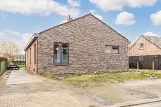 <p><span>Deze deels gerenoveerde en goed onderhouden woning bevindt zich in een rustige straat in Hulshout en beschikt over 4 slaapkamers, ideaal voor een groeiend gezin of voor het inrichten van een thuiskantoor.</span></p><p><span>De open leefruimte combineert de woon- en eetkamer, wat een perfect gevoel van ruimtelijkheid creëert. Hier is trouwens een pelletkachel voorzien voor extra warmte, of gezelligheid. De keuken is praktisch ingericht en voorzien van heel wat kasten. Aan berging sowieso geen gebrek hier. Het pand is immers volledig onderkelderd. Zo heb je er wasplaats, provisie- , hobby- en stapelruimte!</span></p><p><span>De woning beschikt verder over een uitgeruste badkamer met dubbele wastafel en ligbad. De badkamer is absoluut bruikbaar, maar laat ook ruimte tot verbetering.</span></p><p><span>Met een perceel van 1.023 m² geniet u van een aanzienlijke tuin met veel potentieel. Het ruime grasveld is omzoomd en biedt voldoende ruimte voor recreatie, spel en/of moestuin. </span></p><p><span>Deze woning in Hulshout is een uitstekende keuze voor wie op zoek is naar ruimte en mogelijkheden in een rustige omgeving. Contacteer ons via 0479/01.01.01 en kom het zelf ontdekken!</span></p>