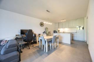 <p>Energiezuinig appartement met 1 slaapkamer, terras en autostaanplaats. Gelegen in een rustige woonwijk, op wandelafstand van het station van Ekeren en nabij het centrum van Ekeren, scholen (o.a. AIS), invalswegen en oprit A12 - Antwerpse ring.<br />Indeling: V1: Inkomhal met apart toilet, leefkamer op tegel (35 m2) met open keuken met toestellen, terras (7 m2), 1 slaapkamer (13 m2), badkamer (D) met aansl. wm, berging. Ondergrondse autostaanplaats en gemeenschappelijke fietsenberging zijn inbegrepen.<br />Extra's:<br />- EPC A<br />- goedgekeurde elektriciteit<br />- asbestveilig</p><p>APPARTEMENT IS MOMENTEEL VERHUURD à 750,00 euro/maand + 35,00 euro kosten</p><p>Info: 03 283 83 00 - noord@sinjoor.be. </p>