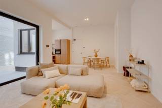 <p>Prachtig nieuwbouwappartement op het Zuid</p><p>Droom jij van een topappartement op het bruisende Zuid? De buurt die altijd leeft? Ontdek samen met ons residentie Antoine, gelegen in de Scheldestraat tussen de Marnixplaats en het Zuidpark. Hier woon je op wandelafstand van het Museum voor Schone Kunsten, de Scheldekaaien en met de beste koffiebars en terrasjes gewoon om de hoek. In een mum van tijd op de ring van Antwerpen of in het centrum van de Stad.</p><p>• De toplocatie en hipste buurt in Antwerpen<br />• Mogelijkheid tot aankoop aan 6% BTW<br />• Gezellig overdekt terras<br />• Lift en ondergrondse fietsenberging aanwezig<br />• Bijna energie neutraal (warmtepomp, zonnepanelen, vloerverwarming, … )</p><p>Het appartement is gelegen op de gelijkvloerse verdieping van een kleinschalig nieuwbouw gebouw. Via de inkomhal met royale plafonds bereik je het appartement.</p><p>De hoge plafonds, mooie visgraatparket en een hoogwaardige afwerking vallen meteen op. Hier wil je wonen, hier wil je niet meer buiten. Er is een grote leefruimte met toegang naar de ruime stadstuin via het schuifraam. De keuken is verbonden met het eetgedeelte van de leefruimte. Verder een masterberoom en gastenkamer met een gedeelde badkamer met grote inloopdouche. Er is nog een aparte berging met alle technieken en aansluiting voor wastoestel en droogkast.</p><p>Je spullen fietsen berg je op in de kelderberging en fietsenberging.</p><p>Het project bestaat uit 5 ruime en lichte appartementen met 2 slaapkamers en<br />terrassen.</p><p>Plan je bezoek via www.sinjoor.be of bel ons voor meer informatie 03 283 05 00.</p>
