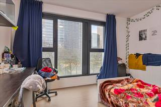 Belle chambre d'étudiant, récente et contemporaine, très lumineuse, située en centre ville où il fait bon vivre. La chambre est située à quelques pas du nouveau site animé de Tour &amp; Taxis, de l'oasis de verdure du Parc Maximilien avec sa ferme et à proximité de toutes les facilités possibles, y compris la Gare du Nord. Cette chambre d'étudiant est située au 3ème étage d'une résidence bien gérée et entretenue avec accès à l'ascenseur. Elle comprend un coin chambre, un coin bureau et une salle de douche avec WC. En outre, le bâtiment dispose de facilités communes, notamment: une cuisine commune, une salle d'étude, une salle de lecture, une salle de sport, une salle de jeux, une salle de télévision et une cour-jardin/terrasse. Il vous offre tout ce dont vous avez besoin pour vivre paisiblement et confortablement avec les plaisirs de la ville. Idéal comme investissement avec un bon rendement locatif et est actuellement loué. Possibilité d'acheter une place de parking dans l'immeuble moyennant un coût supplémentaire. A visiter!