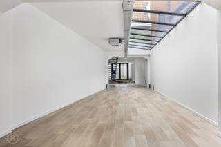 Graag stellen wij u deze lichtrijke handelsruimte voor, ideaal gelegen in het centrum van Leuven, in de levendige Tiensestraat , recht tegenover de Spar.<br />De winkelruimte heeft een oppervlakte van ca. 100 m², met daarnaast een mezannine van 17 m² en een kelder van 18 m². Grote raampartijen en dakramen zorgen voor een overvloed aan natuurlijk licht, wat bijdraagt aan een aangename en uitnodigende sfeer voor klanten. De ruimte is reeds voorzien van airco.<br />Achteraan beschikt de handelsruimte over een gezellige stadstuin/terras van 45 m², een uniek extraatje in het centrum. Mogelijkheid tot het huren van twee autostaanplaatsen in de ondergrondse parking van de Spar, recht tegenover de handelsruimte. EPB-startverklaring beschikbaar.<br />Heeft u interesse of wenst u een bezoek ter plaatse? Aarzel dan niet om ons te contacteren via info@homies.be. HOMIÉS, an Eye for Immo!