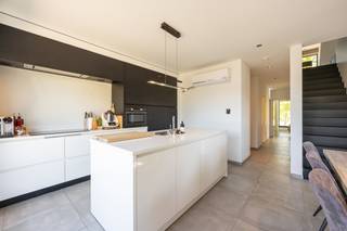 Ontdek dit instapklare en hoogwaardig afgewerkt duplex appartement, gelegen in een verzorgd en kleinschalig appartementsgebouw van 2010.Dit eigendom...