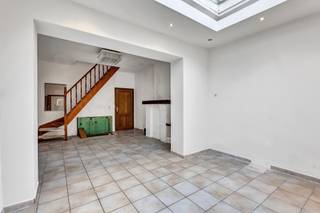 <p>Voor meer info of een bezoek, bel 053 59 49 31 - Deze charmante woning biedt een mooie combinatie van ruimte, lichtinval en potentieel. Met <strong>een bewoonbare oppervlakte van ca. 160 m²</strong> is dit de ideale woning voor gezinnen, starters of handige kopers die op zoek zijn naar een eigendom met <strong>uitbreidingsmogelijkheden</strong>. Bij het betreden van de woning komt u terecht in een ruime inkomhal die meteen een aangenaam gevoel van ruimte creëert. <strong>De lichtrijke leefruimte</strong> geniet dankzij <strong>de aanwezige dakkoepel</strong> van een overvloed aan natuurlijk licht, wat zorgt voor een warme en aangename sfeer. Verder bevinden zich op het gelijkvloers een keuken en een badkamer, wat het dagelijkse comfort verhoogt. De woning beschikt momenteel over <strong>twee slaapkamers</strong>. Daarnaast biedt de <strong>ruime zolderverdieping</strong> de mogelijkheid om eenvoudig omgevormd te worden tot <strong>één grote extra kamer of twee bijkomende slaapkamers</strong>, ideaal voor wie extra woonruimte wenst te creëren of op zoek is naar een interessante meerwaarde-investering. Buiten geniet u van <strong>een knusse en onderhoudsvriendelijke tuin</strong> waar het aangenaam vertoeven is met minimale onderhoudsinspanningen. Ook op energetisch vlak werden reeds belangrijke werken uitgevoerd: <strong>zowel het plat dak als het hellend dak werden vernieuwd en geïsoleerd</strong>. De vermelde prijs is een richtprijs.</p>