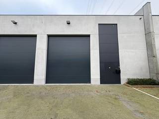 - nieuwbouw KMO unit- vrije hoogte: 6m- sectionaal poorten: 1- daglichtstraat- wanden en dak geïsoleerd- géén verwarming...