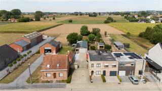 <p><span><strong>KIJKDAG DO 10/09 | TOPPER | ENERGIEZUINIGE WONING MET LOODS OP 893M² TE DENTERGEM</strong></span><br /><span>Ben je op zoek naar een instapklare woning met loods maar wil je niet inboeten qua energiezuinigheid, hedendaagse normen en ruimte? Dan is dit je kans! </span><br /><span>Deze instapklare woning met loods is gelegen langs de Markegemsesteenweg te Dentergem, vlakbij bakker, slager, school, bibliotheek, supermarkt,... en werd grondig gerenoveerd met nieuwe aanbouw in 2001, nieuwe ramen + muurisolatie (2015), vloeren en keuken (2011), badkamer (2013),...</span><br /><span>Tot slot is er een ruime loods van maar liefst 112m² met recent dak en nog eens 21 zonnepanelen. Ideaal als opslag, atelier, hobby of polyvalente ruimte.</span><br /><span>Kijkdag op afspraak donderdag 10 september, mail of bel om jouw afspraak vast te leggen.</span></p><p><span><strong>INDELING: </strong></span><br /><span>We komen binnen in de inkomhal met rechtstreekse toegang tot de leefruimte. De leefruimte biedt voldoende plaats voor een ruime zithoek en eetplaats. Naast verwarming met warmtepomp kan men hier in de winter ook extra genieten van de gezellige palletkachel. Aansluitend vinden we de ruime open en geïnstalleerde keuken (koelkast | oven | stoomoven | dubbele spoelbak | vaatwasmachine | kookplaat | dampkap) met voldoende kastruimte alsook plaats voor een extra zithoek. Achterliggend bevindt zich de koele berging, de badkamer met inloopdouche en lavabo met meubel alsook de wasplaats. Verder is er gelijkvloers alvast 1 slaapkamer of bureauruimte voorzien.</span><br /><span>Op het eerste verdiep is er nachthal met toegang tot 2 ruime slaapkamers. </span><br /><span>Naast de woning is er een brede oprit met recente geautomatiseerde poort die uitgeeft op de binnenkoer met toegang tot het ruime bijgebouw van maar liefst 112m², tevens voorzien van een automatische poort, laadpaal, 21 zonnepanelen en drijfkracht.</span><br /><span>Tot slot is er een mooie grote tuin aanwezig met extra terras en met mooi zicht op agrarisch landschap om volledig tot rust te komen.</span></p><p><span><strong>TROEVEN: </strong></span><br /><span>- Bijgebouw van 112 m²</span><br /><span>- Perceel van 893m²</span><br /><span>- Energiezuinig - label B</span><br /><span>- Instapklaar</span><br /> </p>
