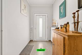 Op zoek naar een verzorgde en energiezuinige woning op een rustige ligging? Deze instapklare halfopen bebouwing in de Karrestraat 8 te Wevelgem biedt alles wat u nodig heeft voor comfortabel en hedendaags wonen.<br /><br />Bij het betreden van de woning kom je in een ruime inkomhal met toegang tot de lichtrijke en gezellige leefruimte. Dankzij de grote raampartijen geniet u hier van een overvloed aan natuurlijk licht, wat zorgt voor een aangename en open sfeer. Aansluitend bevindt zich de moderne open keuken, die volledig is uitgerust met alle nodige voorzieningen en comfort. Verder is er een ruime eetplaats die een mooi zicht biedt op de tuin, waardoor binnen en buiten naadloos in elkaar overlopen.<br /><br />De woning werd grondig gerenoveerd en is bovendien uitgerust met energiezuinige technieken. Zo zijn er lucht/lucht warmtepompen geïnstalleerd en beschikt de woning over maar liefst 17 zonnepanelen, wat bijdraagt aan een lagere energiefactuur en een duurzame levensstijl.<br /><br />Ook op praktisch vlak heeft deze woning heel wat te bieden. Zo is er een inpandige garage, een kelder voor extra opslagruimte en een ruime zolder die tal van mogelijkheden biedt. Op de verdieping bevinden zich drie volwaardige slaapkamers en een badkamer.<br /><br />Buiten geniet u van een ruime en aangename tuin met terras, ideaal om te ontspannen of om gezellige momenten door te brengen met familie en vrienden. Daarnaast is er ook een praktische tuinberging voorzien.<br /><br />Kortom, deze woning combineert ruimte, comfort en energiezuinigheid op een uitstekende locatie in Wevelgem en is volledig instapklaar voor zijn nieuwe bewoners.<br /><br />Interesse in deze topper? Contacteer ons vandaag nog voor een bezoek!<br /><br />