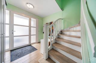 <p>We Invest vous propose cette maison 2 façades idéalement située à Braine-l’Alleud, à proximité de la gare et du Ring.<br /><br />Développant 152 m² sur un terrain de 2,35 ares, cette maison construite en 1972 offre trois chambres, deux terrasses, un jardin et un grenier de 29 m² déjà aménagé.<br /><br />Le rez-de-chaussée se compose d’un hall d’entrée avec WC, d’une buanderie et d’un garage de 24 m².<br />Au premier étage, vous découvrirez un beau séjour de 31 m² et une cuisine équipée. Ainsi qu'une première terrasse de 10 m², accessible depuis le séjour, est reliée au jardin par un escalier.<br />Le deuxième étage accueille trois chambres de 12, 11 et 7 m², cette dernière idéale comme bureau ou chambre d’enfant, ainsi qu’une salle de douche.<br />Le dernier niveau est occupé par le grenier, aménagé en coin bureau ou salon TV, sa hauteur sous plafond est de 1m80.<br /><br />À l’extérieur, vous profiterez d’une seconde terrasse de 15 m², d’un jardin plat orienté ouest et de deux emplacements de parking extérieurs.<br /><br />D’un point de vue technique, le bien bénéficie d’un PEB C, de châssis PVC double vitrage et d’un chauffage ainsi que d’une climatisation assurés par des pompes à chaleur air-air réversibles. L’installation électrique est à remettre aux normes et le revenu cadastral s’élève à 1.395 €.<br />Le bien sera disponible 1 mois après l'acte authentique. <br /><br />Une maison idéale pour une famille souhaitant s’installer près des écoles et créer un intérieur à son image.<br /><br />Informations et visites au 02/319.46.46 ou via demandes.bw.centre@weinvest.be.</p>