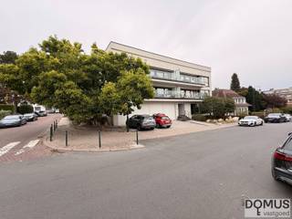 Stunning apartment with luxurious finishes in a quiet, residential neighborhood in Laeken. Just a stone's throw from the European School and the entrance to the capital, it's also close to major highways and public transport links. This apartment features a bright living room and open-plan kitchen. There are also two spacious bedrooms, one with a terrace, and a bathroom with a bathtub and shower. The apartment is located in a small building. A spacious private cellar is also included.