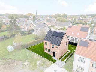 Deze alleenstaande bebouwing heeft een gunstige locatie met de E403 en E40 in de nabijheid, wat vlotte verbindingen garandeert.<br />Profiteer anderzijds van een lichtrijke woning met alle voorzieningen in de buurt.<br /><br />Gelijkvloers: inkomhal met apart gastentoilet, lichtrijke leefruimte met open keuken en een aparte berging. <br />Verdieping: nachthal met apart toilet, 3 ruime slaapkamers en badkamer met ligbad, douche en dubbel lavabomeubel. <br />Zolder te bereiken via een zolderluik. <br /><br /><strong>Troeven van de woning: </strong>
<ul>
<li>Lucht-water warmtepomp met vloerverwarming </li>
<li>Twee volwaardige bouwlagen (geen schuin dak in de slaapkamers)</li>
<li>Regenwaterput 10.000 liter (aangesloten op buitenkraantje, toiletten en wasmachine)</li>
<li>E20, zonnepanelen </li>
<li>Parky in de nachthal en slaapkamers</li>
<li>Volledig geschilderd en voorzien van verlichting</li>
<li>Tuinaanleg (gras, terras en oprit) en draadafsluiting </li>
</ul>
Heb je interesse in deze alleenstaande nieuwbouwwoning? Neem vrijblijvend contact met ons op voor meer informatie of een bezichtiging.