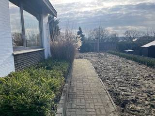 ** BOEK JE BEZOEK ONLINE IN VIA WWW.IMMO3000.BE**<br />Deze prachtige gerenoveerde woning in Aarschot, gelegen op 1 km van de E314 en op 600m van het centrum en voldoet aan de normen van comfortabel en energiezuinig wonen. De EPC draagt het label B met 178kwh/m2.<br />De woning omvat een ruime living,een modern uitgeruste keuken met extra berging, 3 slaapkamers, nieuwe badkamer en 2 toiletten op het gelijkvloers.<br />Het pand is onderkelderd met berging en garage. Op het terrein zijn er ook nog 2 parkeerplaatsen aanwezig.<br />Het is zalig vertoeven in de zuidgerichte achtertuin met zeer groot terras, aansluitend op de living, waardoor men zalig tot rust kan komen.<br /><br />interesse ?<br /><br />Aarzel niet en neem contact met ons op !<br /><br /><br />Immo3000<br />Luc Van de Gaer<br />bivnr 515912<br />016603000<br />info@immo3000.be