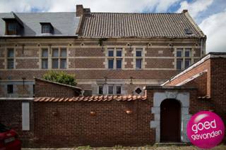 <strong>UNIEK AANBOD IN HET TONGERS BEGIJNHOF</strong><br /><br /><strong>Authentieke begijnenwoning</strong> van bouwjaar 1655 met er langs <strong>een bouwperceel </strong>waarop zich momenteel 6 garageboxen bevinden, hetgeen aan de oorspronkelijke woning uitzonderlijke uitbreidingsmogelijkheden geeft qua tuin, buitenleven en bewoonbare oppervlakte.<br /><br />De woning heeft buiten zijn 17de eeuwse architectuur aan de binnenkant nog mooie oorspronkelijke elementen zoals enkele houten binnendeuren, een prachtig parket en sierhaarden ... <br /><br /><strong>HALF OPEN maar HELEMAAL UNIEK</strong><br /><br />Aldus kan u er een half open van bebouwing maken, omringd door tuin en terras. De afbraak van de 6 garages geeft u de mogelijkheid om in tegenstelling tot de meeste begijnwoningen, royaal te genieten van het buitenleven gezien de zuid-gerichte oriëntatie en het prachtige historische kader. <br /><br /><strong>GESLOTEN BEBOUWING maar NOG UNIEKER</strong><br /><br />U kan er ook voor opeteren om, na afbraak van de garages, de woning op het gelijkvloers gevoelig uit te breiden met een modern-minimalistische bijbouw aan de kant van de Sint-Catharinastraat. Deze ingreep verdubbelt uw leefruimte en vergroot het contact met de tuin en de pittoreske omgeving. Uiteraard enkel mogelijk mits het bekomen van een vergunning.<br /><br /><strong>ZOLDER - </strong>De vaste trap gaat tot de zolderverdieping die nog een mooie open ruimte biedt om in te richten.<br /><br /><strong>VOLLEDIG ONDERKELDERD - </strong>Ruime kelderverdieping met wijnkelder biedt u de mogelijkheid voor de inrichting van een benedenverdieping met aparte ingang zoals dat in andere woningen in het begijnhof werd uitgevoerd.<br /><br /><strong>VOOR EEN BEZOEK TER PLAATSE contacteer ons kantoor 012 744 844 of mail naar info@goed-gevonden.be</strong>