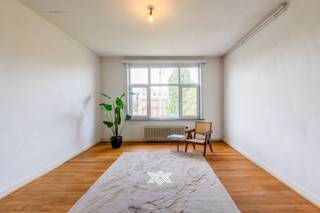 <strong>Landbergh bezoekdag: kom dit authentieke interbellum appartement ontdekken tijdens het bezoekmoment op donderdag 29 oktober tussen 16u en 18u. (enkel op afspraak)</strong><br /><br />Dit karaktervolle duplexappartement van ca. 180 m² strekt zich uit over de tweede en derde verdieping en geniet een uitstekende ligging aan de Gentse binnenring, vlak bij de Watersportbaan, Blaarmeersen en Coupure. <br /><br />Op de tweede verdieping bevinden zich een inkomhal, een lichtrijke doorzonleefruimte met volledig uitgeruste keuken, een slaapkamer en een badkamer met ligbad, lavabo en toilet. De derde verdieping omvat een masterbedroom, derde slaapkamer en bergruimte. Als extra troef beschikt het appartement over een dakterras. Er is eveneens een garage, vergund als fietsenberging. Het gebruik van de oprit kan in onderling overleg worden afgesproken.<br /><br />Het appartement dateert uit het interbellum en werd ontworpen door de Gentse architect Charles Hoge, een markante vertegenwoordiger van de Gentse architectuur. <br /><br />Ook binnen bleven talrijke authentieke elementen bewaard. De plafondhoogtes van 3,20 meter, sierlijk houtsnijwerk, originele tegelvloeren en parket zorgen voor een uitgesproken gevoel van ruimte en karakter.<br /><br />EPC B | CV op aardgas | EK conform | Niet-asbestveilig<br /><br />Ontdek dit unieke stukje Gentse architectuurgeschiedenis. Maak vrijblijvend een afspraak via michiel@landbergh.be of 09 278 78 79.
