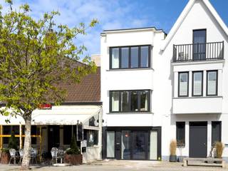 Instapklaar opbrengsthuis met verschillende mogelijkheden, goed gelegen op het gezellige Gemeenteplein in het 'OUDE KNOKKE' op wandelafstand ven het bruisende centrum, het strand en de Zeedijk. Dit eigentijds pand heeft een handelsruimte op het gelijkvloers dat momenteel wordt gebruikt als atelier/kantoorruimte. Op de eerste en tweede verdieping bevindt zich de gemoderniseerde leefruimte met kitchenette en slaapplaats met badkamer met inloopdouche en toilet. Mooi opportuniteit voor wie werken en wonen wil combineren of als tweede verblijft met een grote polyvalente ruimte.