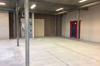 Dit stand-alone bedrijfsverzamelgebouw is gelegen op een <strong>terrein van 1.950 m²</strong> en combineert<strong> 859 m² opslagruimte</strong> met <strong>910 m² instapklare kantoren</strong>. <br /><br />De <strong>opslagruimte</strong> beschikt over een <strong>vrije hoogte van 3,50 m</strong>, <strong>2 sectionale poorten </strong>( 3,00 m H x 3,50 m B), een polybetonvloer en verwarming op gas. <br /><br />De<strong> instapklare zeer lichtrijke kantoren</strong>, gelegen op de eerste verdieping , bieden een professionele en comfortabele werkomgeving met landschapskantoren, <strong>afzonderlijke burelen</strong>, vergaderzalen, een <strong>keuken</strong>, eetruimte en sanitair. De aanwezige<strong> airconditioning</strong> zorgt voor een aangenaam binnenklimaat. <br /><br />De <strong>verharde site </strong>biedt ruime <strong>parkeer- en manoeuvreermogelijkheden</strong> en beschikt over <strong>24 privatieve parkeerplaatsen</strong>, waarvan 4 uitgerust met een laadpaal<strong> </strong>van 11 kW per toestel.<br /><br />Ook de ligging is een belangrijke troef: het gebouw bevindt zich op amper 1 km van de <strong>E40</strong>, op- en afrit 23 Haasrode-Blanden, met een onmiddellijke ontsluiting naar de <strong>E314</strong> via afrit Heverlee. Hierdoor is het pand vlot bereikbaar voor medewerkers, klanten en leveranciers.<br />Beschikbaar vanaf oktober.<br /><br />Contacteer <strong>PANORAMA B2B</strong> voor bijkomende inlichtingen, plannen of een vrijblijvend plaatsbezoek via <strong>0474 17 17 15</strong>.